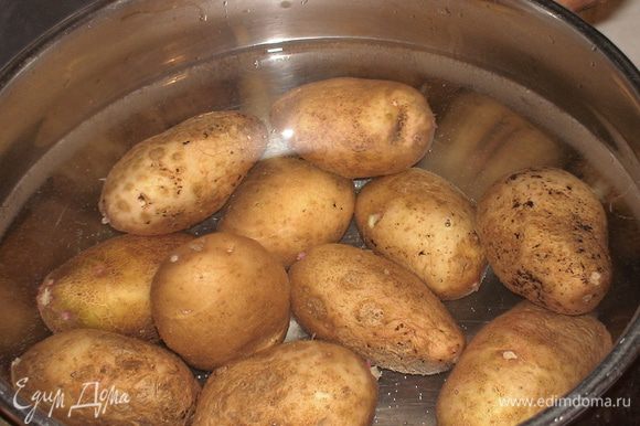 Отвариваем картофель в мундире.