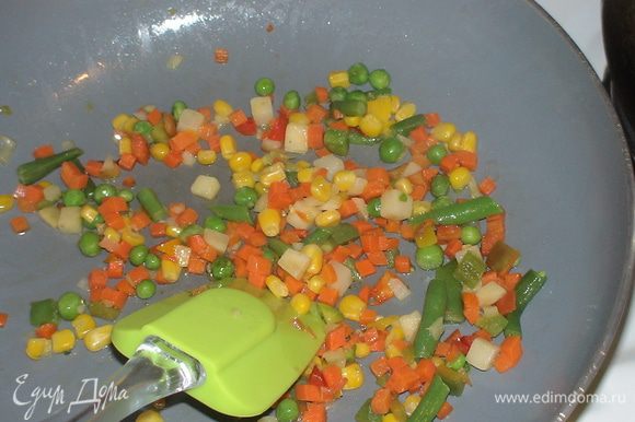 Горсть замороженных овощей обжариваем на сливочном масле.