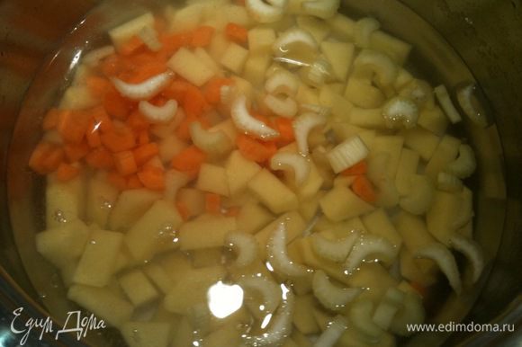 Картофель, морковь и сельдерей порезать небольшими кубиками, залить водой и варить до полуготовности...