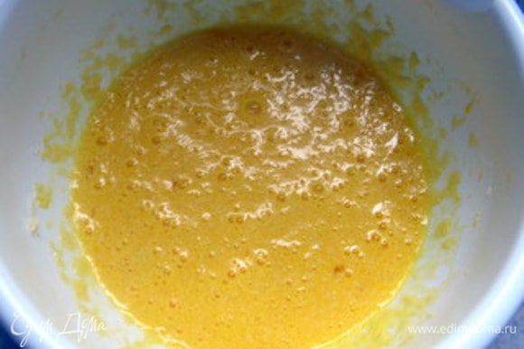 В отдельной большой миске взбить яйца, добавить тёртый сыр и обильно поперчить.