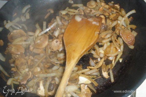 На туже сковороду выкладываем лук и красный перец. При этом убавить огонь до тихого. Жарить лук не давая ему сильно поджариватся. Затем добавить грибы. Тушить около 3 минут до готовности грибов.
