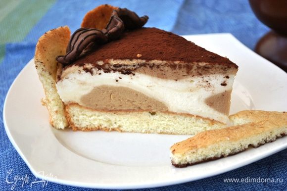 Поставить торт в холодильник минимум на 3 часа. После этого убрать кольцо, к боковой поверхности торта прижать пальчики. Украсить торт по желанию.