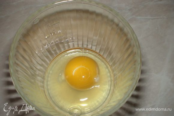 В стакан разбиваем одно яйцо.