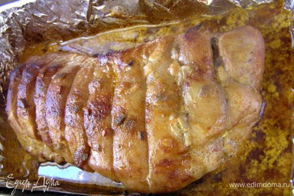 Запекать в духовке при температуре 200*С около часа, затем фольгу сверху убрать и подрумянить мясо еще минут 15-20.