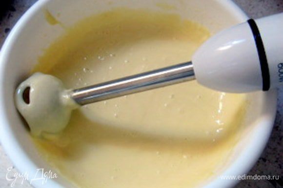 Влить молоко и погружным блендером хорошо перемешать массу до однородности. Растопить на сковорде,на которой вы будете жарить блины, сливочное масло и влить его в тесто.