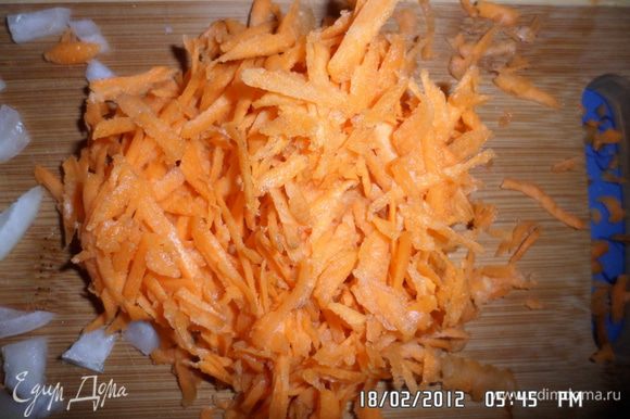 Почистить, помыть и натереть морковь