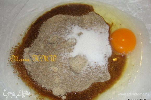 Ванильный и тростниковый сахар, яйца и йогурт смешать. Постоянно помешивая массу, влить растительное масло.