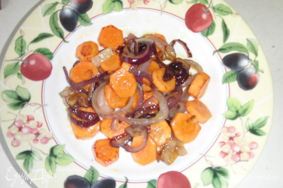 Лук и морковь почистить,порезать колечками и обжарить на масле (олив+слив).