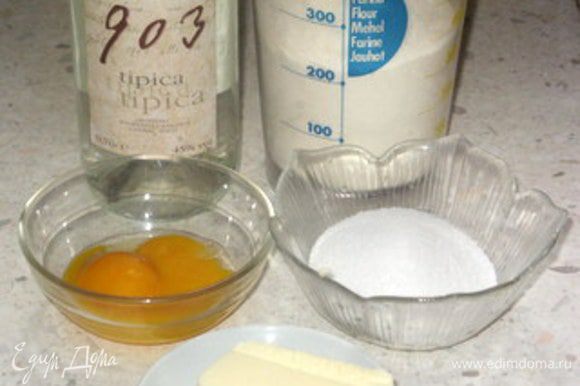 Слегка нагреть 100 мл молока, растворить в нём дрожжи и смешать с 120 гр муки.Получится вязкая кашица, а не колобок. Накрыть мисочку плёнкой и поставить подниматься в тёплое место на 30 минут. Через 30 минут в набухшую кашицу добавить желтки, 60 гр сахара и 260 гр муки, тёплое растопленное масло, щепотку соли и граппу (или водку).