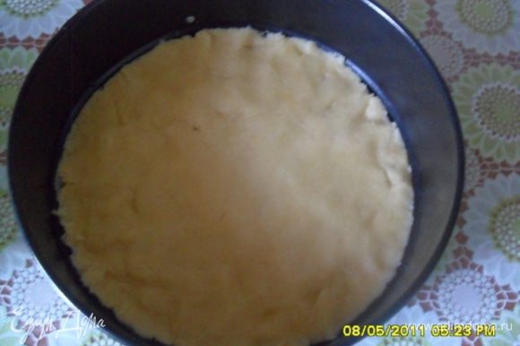 Дно формы застилаем бумагой . Равномерно распределить тесто и поставить в морозильник на 20-30 минут.