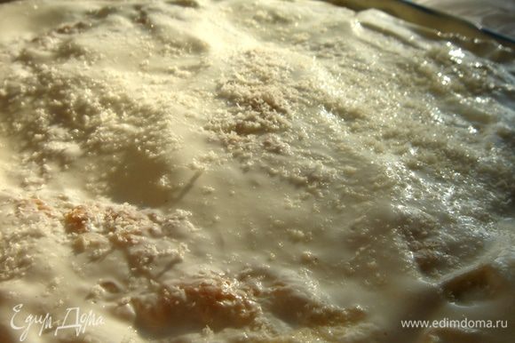Смазать поверхность пирога сметаной и присыпать тёртым пармезаном.Выпекать при 180*С около 30 минут.