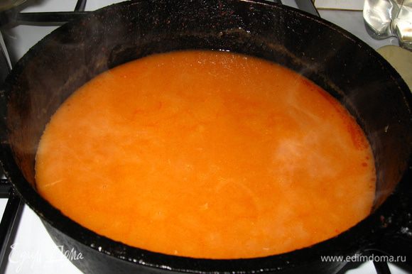 Соус: наливаем в сотейник масло подсолнечное, добавляем муку, пассируем до появления пряничного запаха, добавляем 1ст.ложку томат- пасты.Ёще 5мин. обжариваем и заливаем бульоном в котором варился рулет(150мл.)варим соус до загустения.