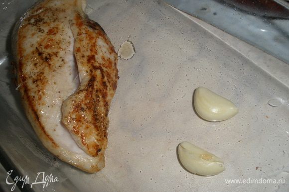 Чеснок очищаем и кладем в форму. На него выкладываем обжареное мясо, так чтобы под каждым куском было по 2 головки чеснока.