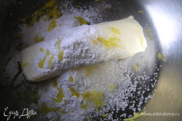 Приготовить начинку. Взбить масло, сахарную пудру, ванильный сахар, соль и лимонную цедру.