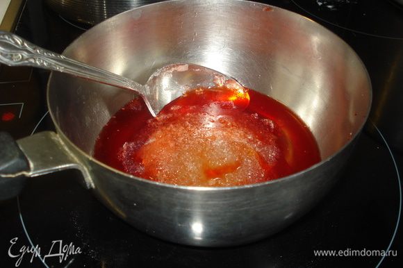 В набухший желатин влить сок, получившийся от размороженной клубники, и нагреть на медленном огне до растворения желатина.