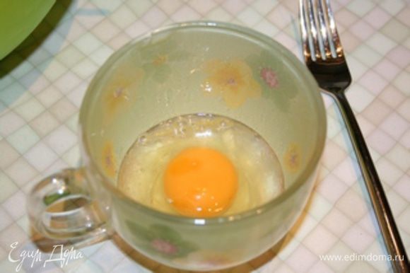 Отдельно взбить яйцо, добавить к масляной смеси. Перемешать.