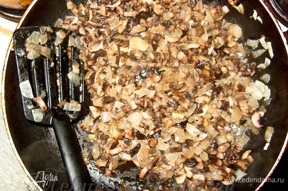 ДЛЯ СОУСА. Нарезать мелко лук, чеснок, грибы. Пассировать лук до золотистого цвета, добавить чеснок и грибы. Тушить еще 5-7 минут.