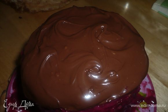 растопим шоколад и покроем тортик сверху шоколадом