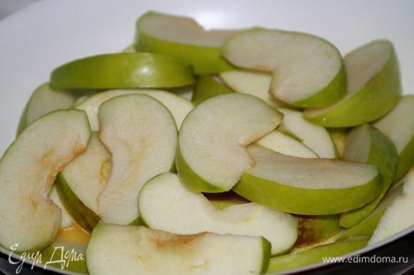 Яблоки выложить в сковороду, полить лимонным соком и немного обжарить.