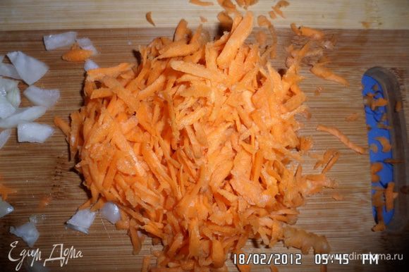 Почистить, помыть и натереть морковь.