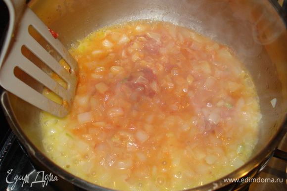 добавляем томатную пасту и обжариваем 5 мин