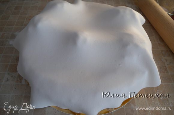 Приготовить белую маршмеллоу–мастику. Покрыть торт. Оставить на 5 минут, не трогая. Она сама примет форму бугров.
