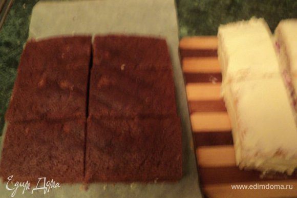 Шоколадный корж и белый бисквит с кремом разрезать на шесть частей. Бока белого бисквита в местах разреза также смазать кремом.
