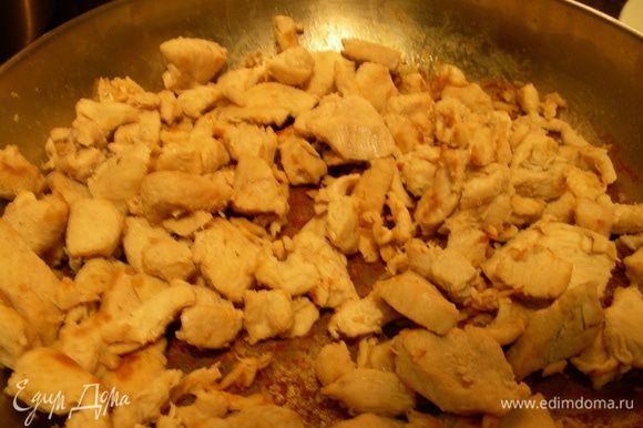 Куриное филе можно приготовить по Вашему вкусу: отварить, запечь, обжарить. Я его обжарила на небольшом количестве оливкового масла.
