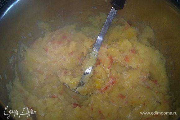 Размять картошку с луком, добавить к ним перцы также размять.
