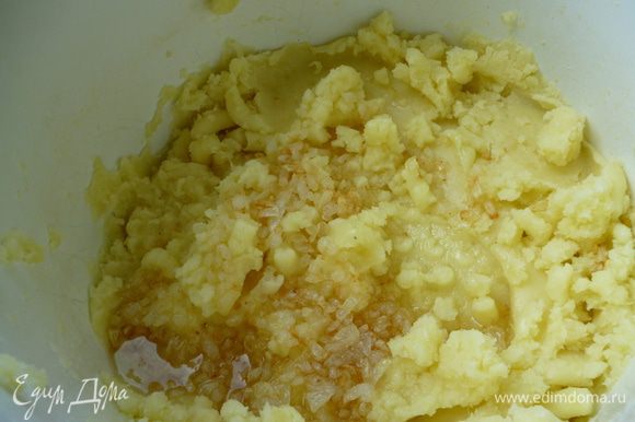 Пока тесто поднимается, приготовим начинку из картофельного пюре с зеленью. Картофель почистить, отварить, слить воду. Сделать пюре и добавить к нему слегка обжаренный на растительном масле лук.