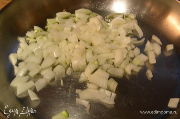 Для соуса шинкуем лук и обжариваем его в растительном масле (1 ст.л.) 3-4 минуты.