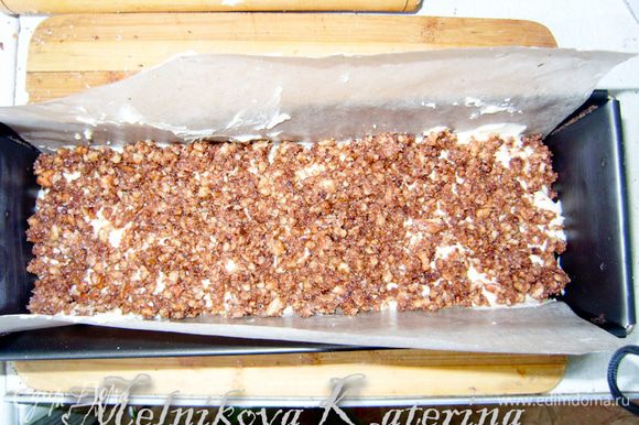 Смазать пекарскую бумагу сливочным маслом и выстелить форму для запекания. Выложить половину теста в форму, сверху выложить половину ореховой смеси. Разровнять.