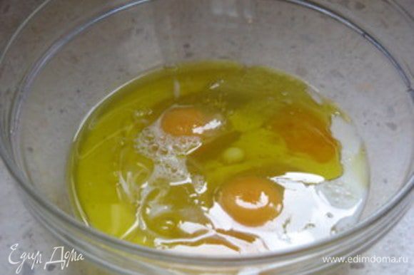 Взбить яйца с молоком и маслом.
