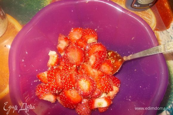 клубнику промыть в холодной воде и нарезать как вам нравиться,посыпать ягоды сахаром и перемешать