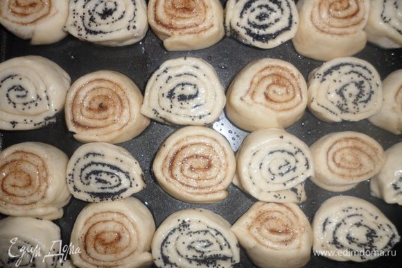 Выкладываем булочки на смазанный маслом противень, смазываем желтком и ставим в разогретую духовку до 200 градусов и выпекаем 20-30 мин.