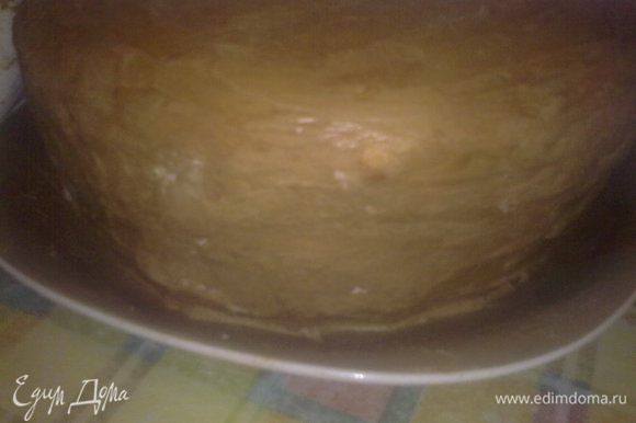 Выравниваем поверхность торта шоколадным кремом Ганаш.( Ох не не лёгкое же это дело!) Ставим в холодильник. Когда крем немного замёрзнет, можно ещё раз пройтись по поверхности торта лопаткой. Крем должен полностью застыть.