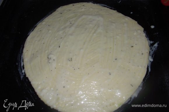 Для соуса, обжарить муку на масле примерно 1 минуту, добавить молоко, специи, варить до загустения.