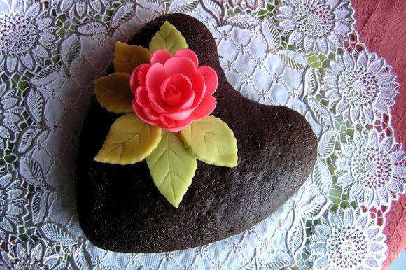 Украсить по желанию. У меня листики из марципана http://www.edimdoma.ru/recipes/33961 и готовый вафельный цветок. Приятного аппетита! :)
