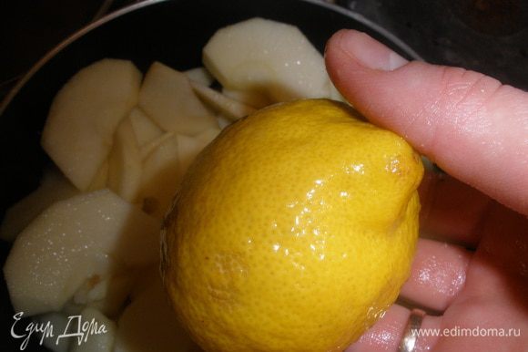 Натереть цедру с лимона, выдавить сок. Добавить их к пюре.