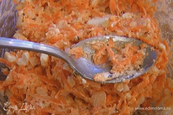 Добавить фету и лук в морковное тесто, тщательно вымешать.