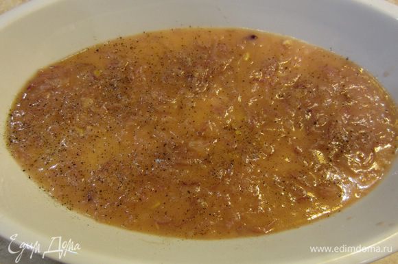 Выложите половину соуса из сковороды в подходящую керамическую посуду, выровняйте соус, посолите и поперчите.