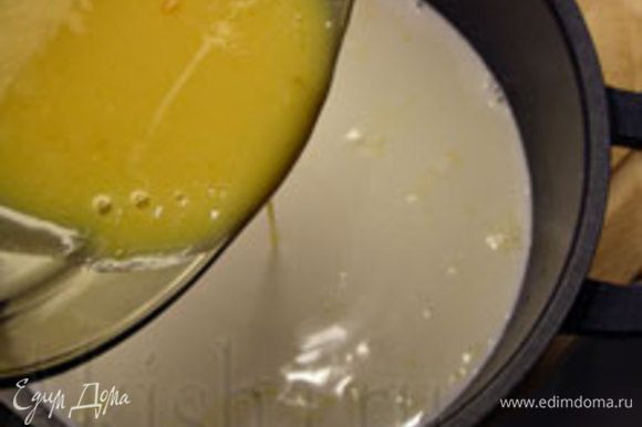 В кастрюле довести до кипения 200 мл молока и 2 ложки сахара. Тонкой струйкой влить желтковую массу.