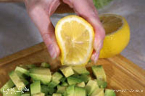 Порезать авокадо квадратиками, лук репку порезать и добавить к авокадо. Всё обильно полить соком лимона, посолить, добавить олив. масло. Перемешать и подавать к мясу, рыбе или как самостоятельное блюдо.