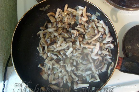 Добавить грибы и продолжать жарить еще 5-7 минут.