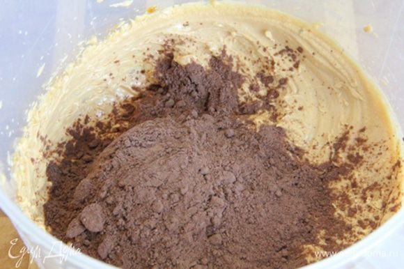3. Добавить какао и тщательно взбить (2-3 минуты).