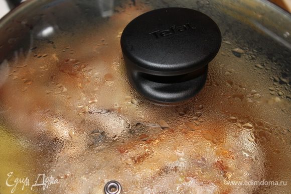 Добавить 1 чашку горячей воды, накрыть крышкой и тушить мясо минут 50-60.