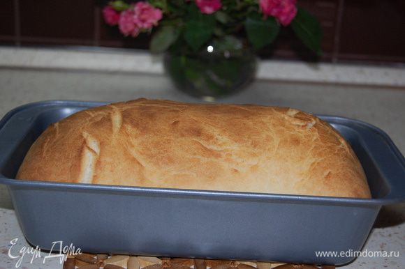 Духовку разогреть до 200°С. Выпекать хлеб 20-25 минут до золотистой корочки.