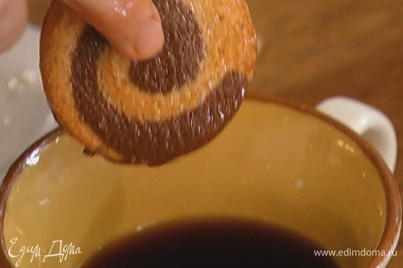 Сварить 100 мл крепкого кофе, затем остудить и слегка пропитать в нем печенье (немного оставить непропитанным).