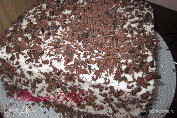 После охлаждения торт достать из формы. Можно обрезать в форме квадрата. Покрыть взбитыми сливками и посыпать тертым шоколадом.