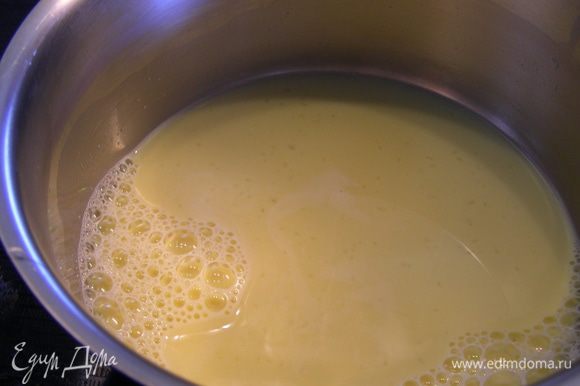 Яичный желток взбиваем с небольшим количеством молока (не было точно указано сколько, у меня около 80-100 мл) и готовим на водяной бане до загустения (я его до загустения не довела, просто все прогрела вместе).